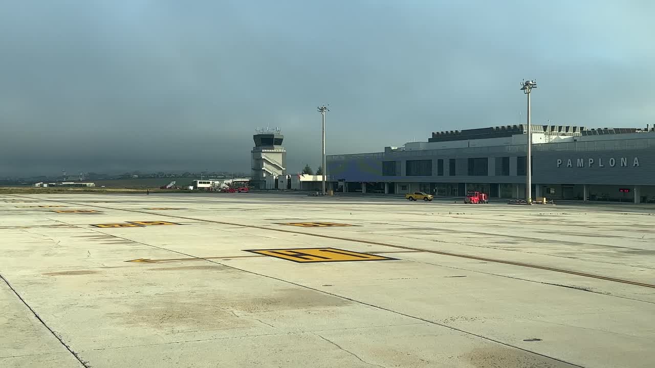 추운 겨울 이른 아침에 조종사가 본 것처럼 공항에 도착한 후 스페인 팜플로나 공항 경사로에서 세금을 부과하고 있습니다.