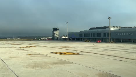 impuestos en la rampa del aeropuerto de pamplona, españa, después de su llegada al aeropuerto, visto por los pilotos temprano en una fría mañana de invierno