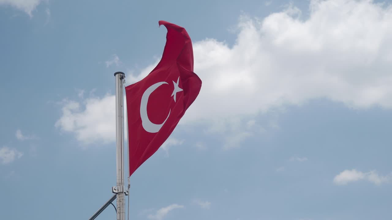 bandera turca ondeando en el cielo