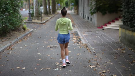 mujer corriendo en un parque urbano