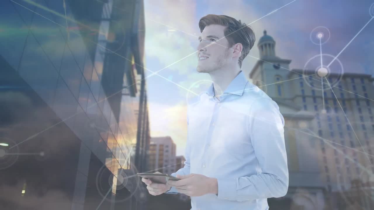 animación de un empresario caucásico usando una tableta y una red de conexiones sobre el paisaje urbano