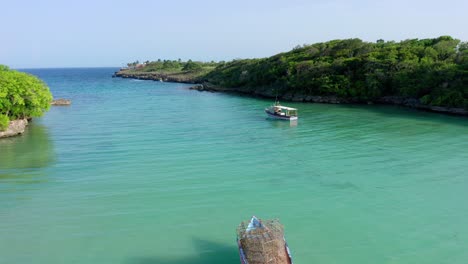 Vuelo-Hacia-La-Playa-De-Diamanté,-Cabrera,-Viendo-Dos-Barcos-Y-Las-Aguas-Azul-Turquesa-En-Un-Día-Claro