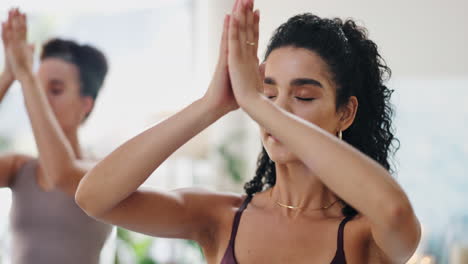mujeres practicando yoga en clase