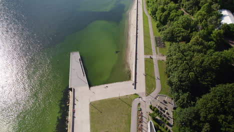 Promenade-Und-Angelsteg-Im-Sommer-In-Gdynia,-Polen