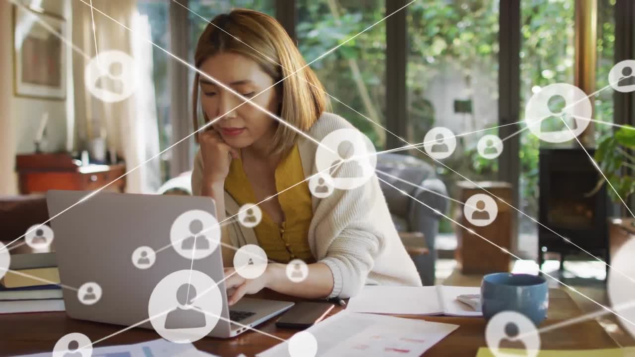 노트북을 사용하는 미소 짓는 아시아 여성 위에 미디어 아이콘의 애니메이션