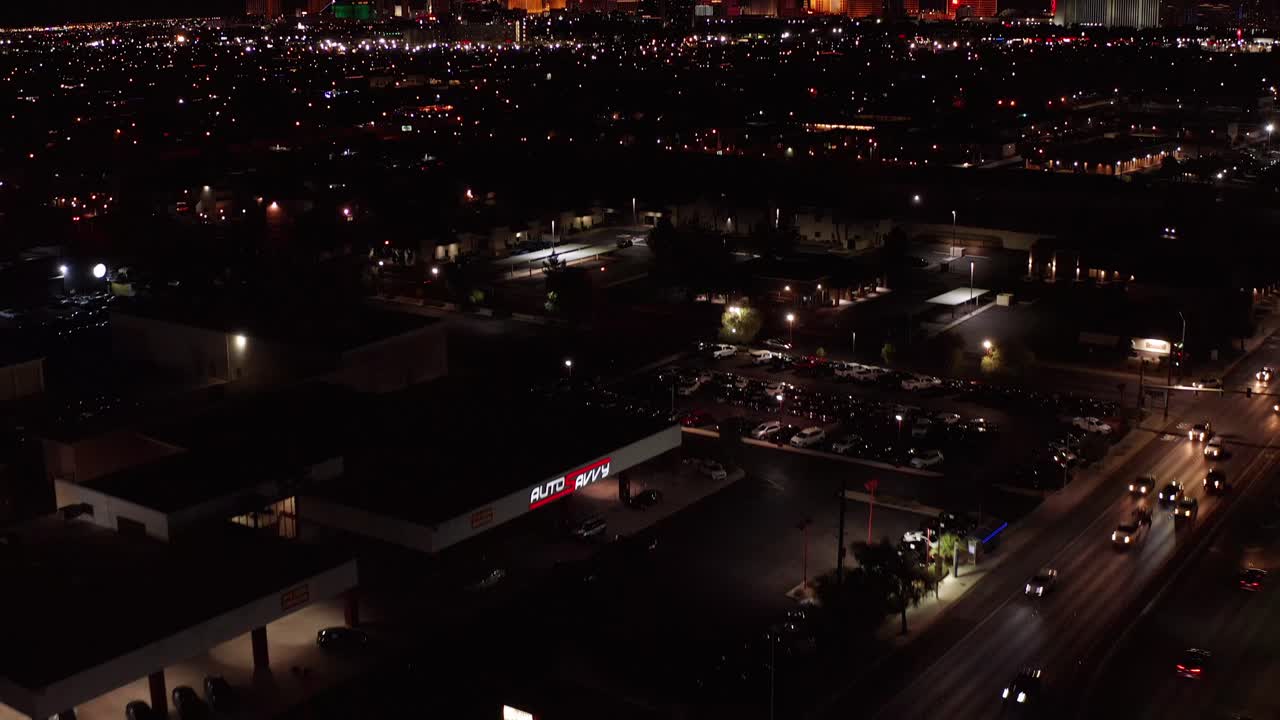 súper amplia inclinación hacia arriba toma aérea de la franja de las vegas en la noche