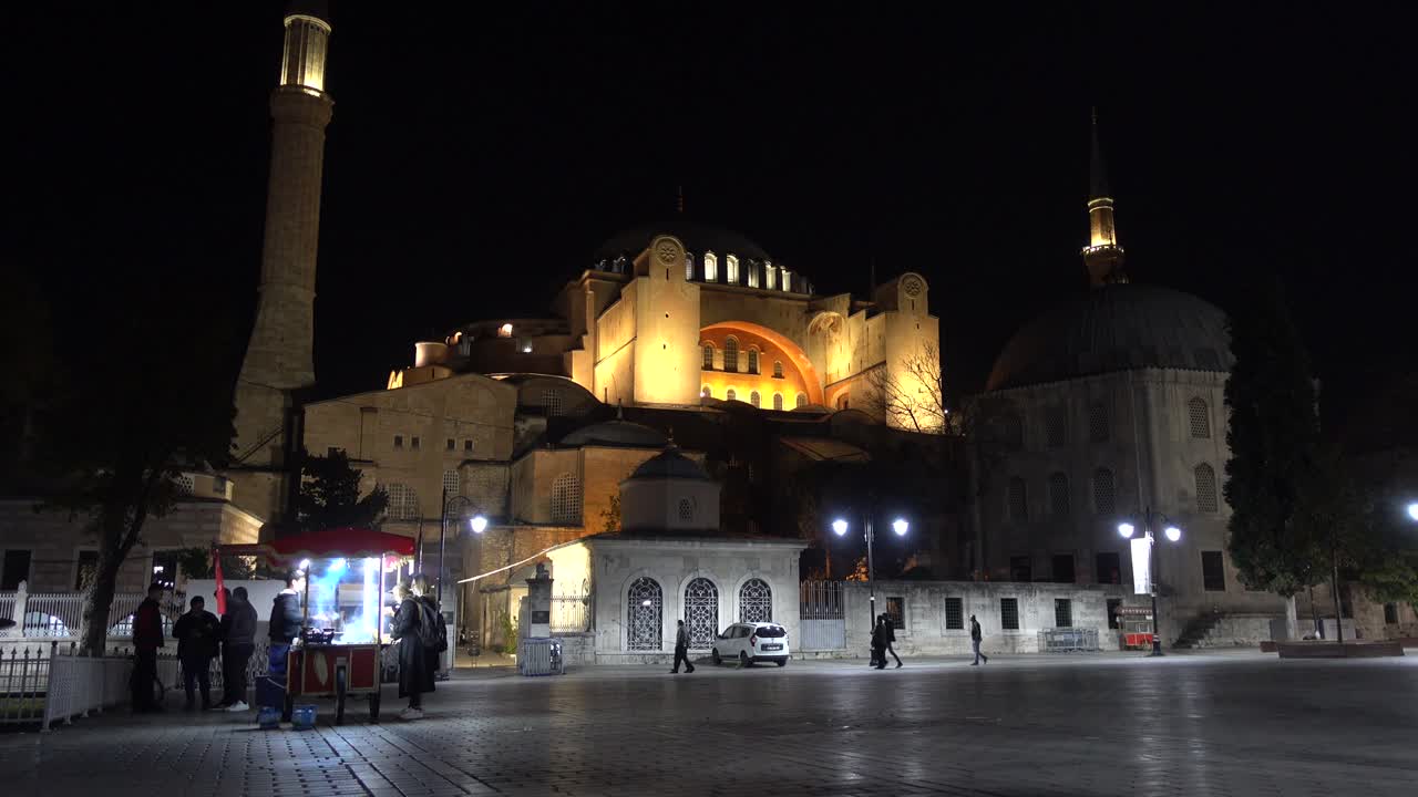 la noche de estambul, la mezquita azul en la plaza sultanahmet. turquía