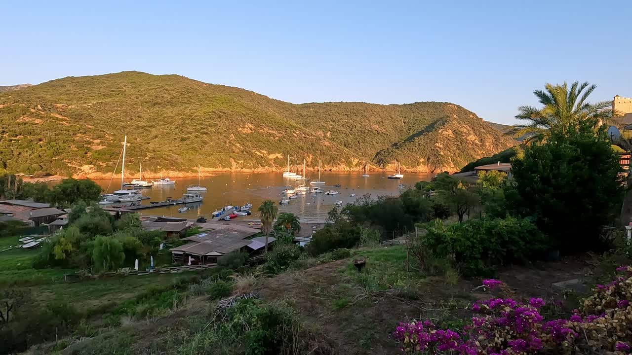 vista panorámica del puerto de girolata y el muelle con barcos amarrados