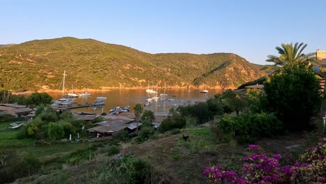 Vista-Panorámica-Del-Puerto-De-Girolata-Y-Embarcadero-Con-Barcos-Amarrados