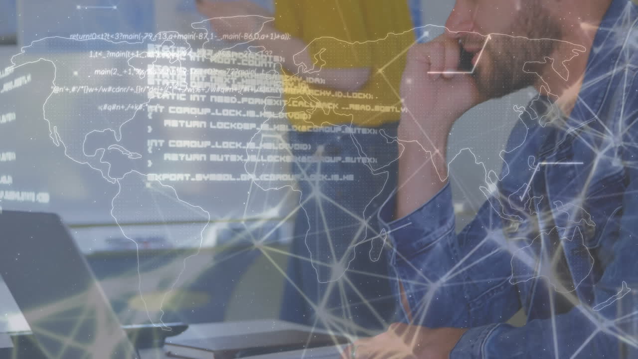 animación del procesamiento de datos sobre los empresarios caucásicos en la oficina