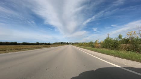 Imágenes-De-Punto-De-Vista-Mientras-Se-Conduce-Por-Una-Carretera-Pavimentada-En-La-Zona-Rural-De-Iowa