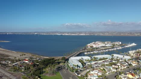 Tiro-Aéreo-Bajando-Sobre-La-Isla-De-La-Corona-En-La-Bahía-De-Coronado,-San-Diego,-California