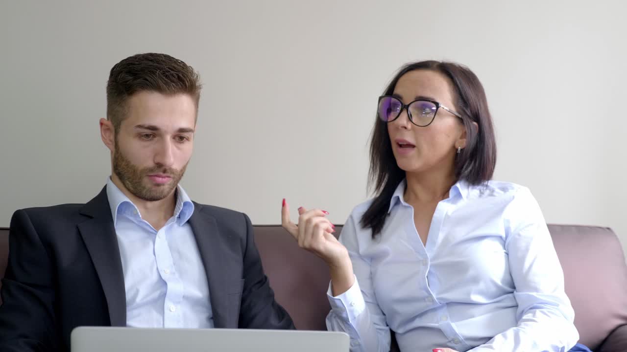 colegas de negocios discutiendo un proyecto