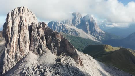 vuelta aérea de becco di mezzodi con monte pelmo en segundo plano.
