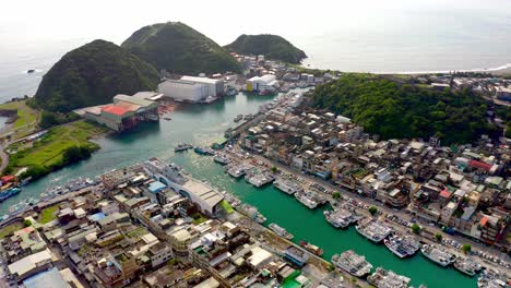 Vista-Aérea-Que-Muestra-El-Puerto-De-Suao-En-Taiwán-Con-La-Bahía-De-Las-Islas-De-Montaña,-Atracando-Barcos-Y-Barcos-Durante-El-Día-Soleado