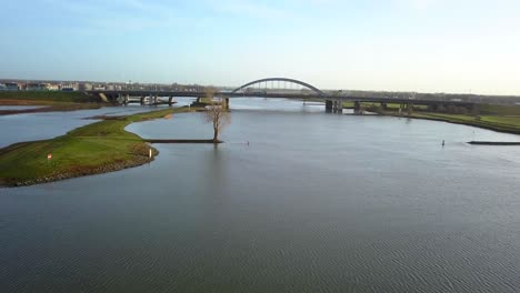 volar para acercarse al puente sobre el río o lago en 4k en holanda