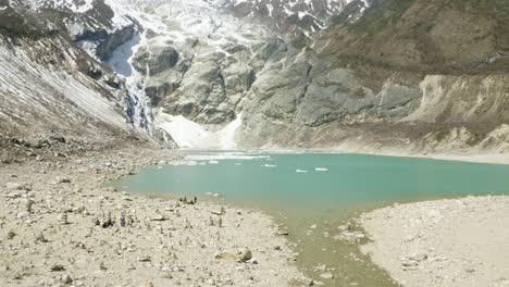 una pareja se sienta en el lago de montaña birendra en nepal. área de manaslu.