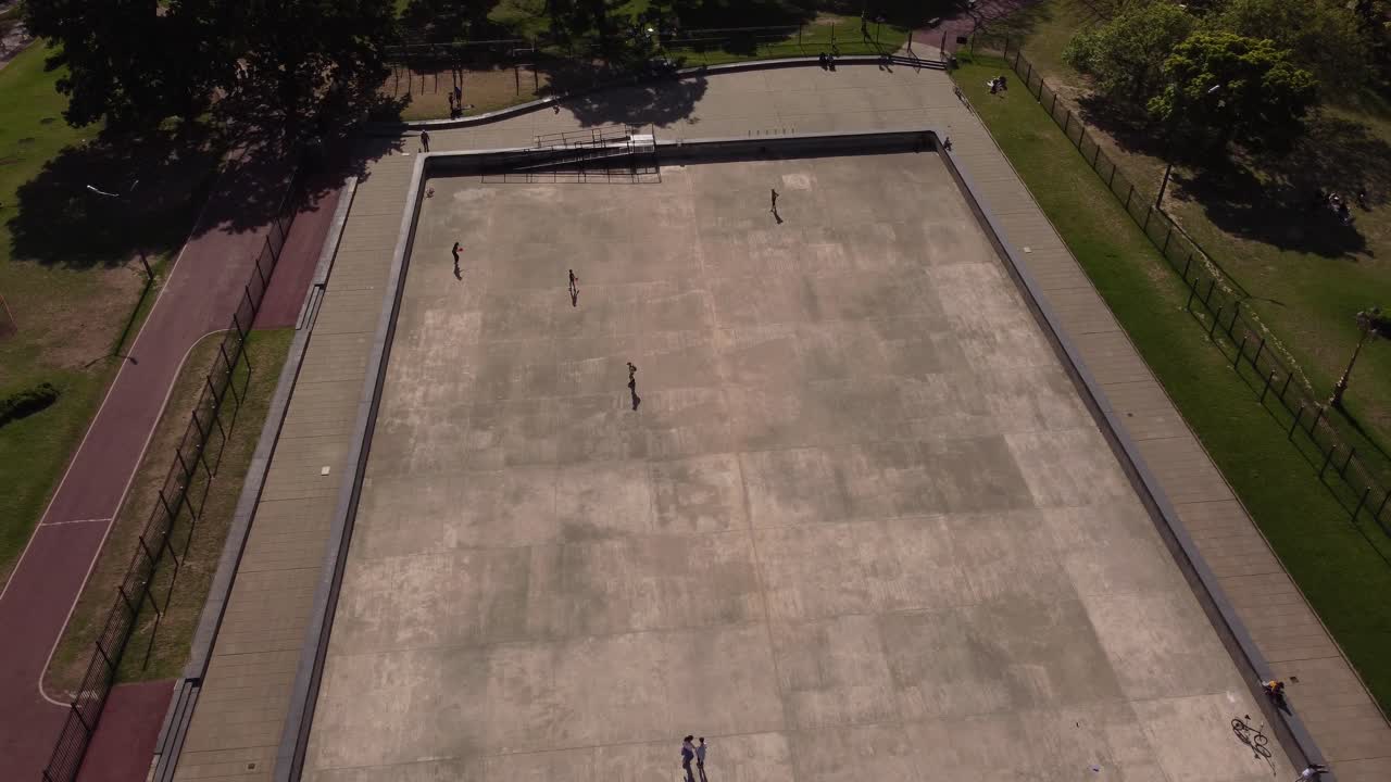 niños en la pista de patinaje del parque en la ciudad de buenos aires, argentina