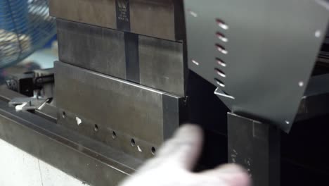 trabajador que realiza perfiles metálicos para una máquina de soda