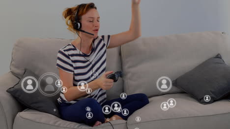 animación de personas iconos volando sobre una mujer jugando un videojuego en casa