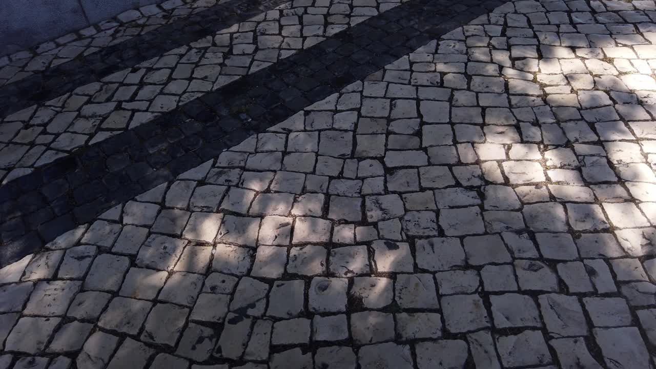 포르투갈 타비라의 포르투갈 칼카다 타일 거리를 닫습니다