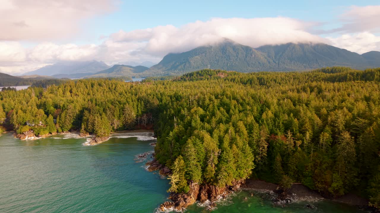 tomada de drone de tofino en la isla de vancouver que muestra colores de otoño, costa escarpada y olas del océano en una vista aérea panorámica.