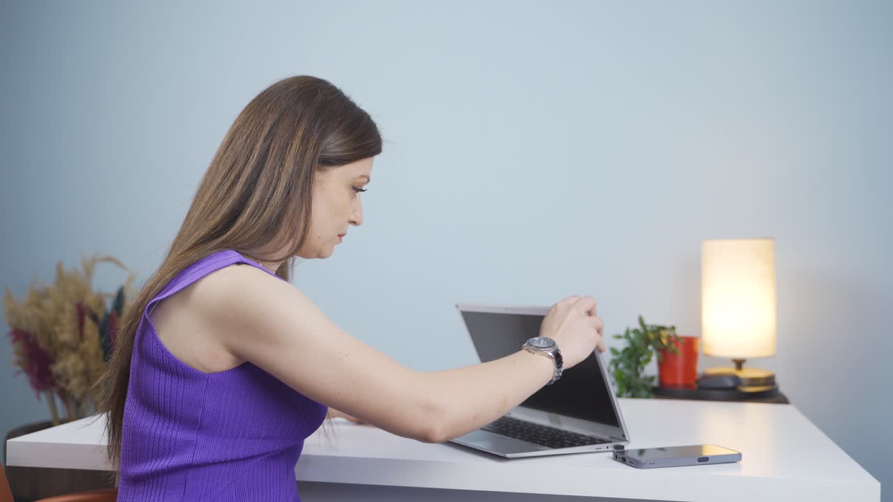 sin dinero, la mujer pone su computadora portátil a la venta. es infeliz.