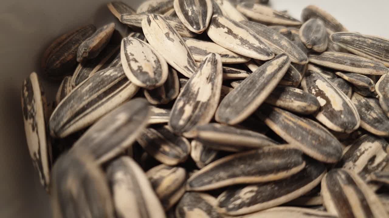 흰 그릇에 떨어지는 소금 파이프