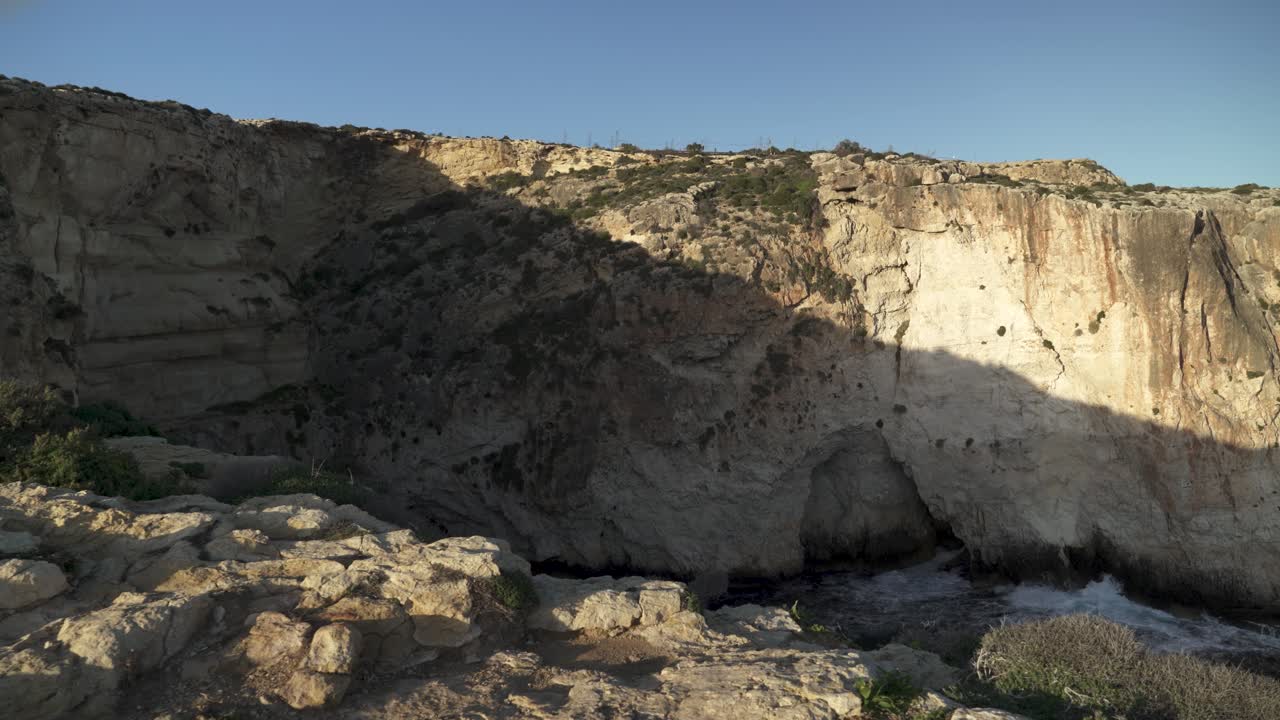 cavernas de gruta azul y olas azules del mar mediterráneo ondeando a través de la superficie del agua