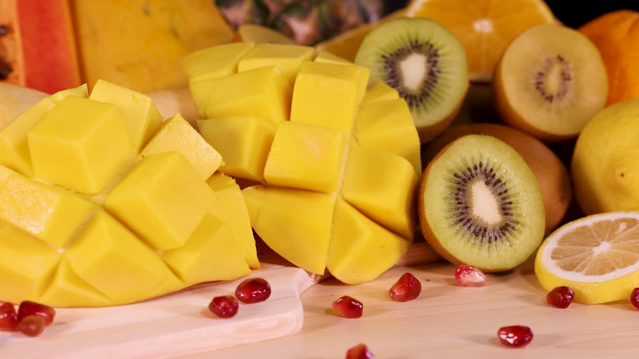 una variedad vibrante de frutas frescas en rodajas