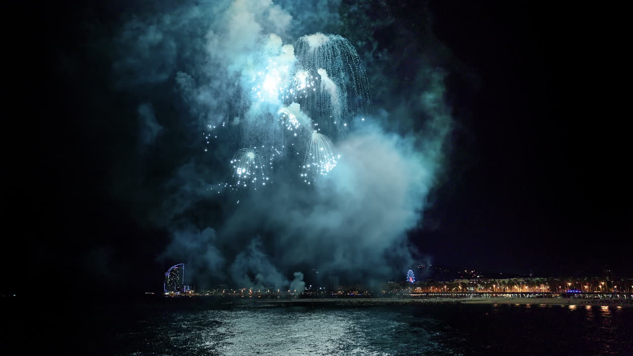 밤에는 도시 위에 불꽃놀이가