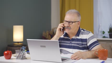 Trabajador-De-Oficina-En-Casa-Viejo-Teléfono-Enojado-Realiza-Una-Llamada-De-Negocios.