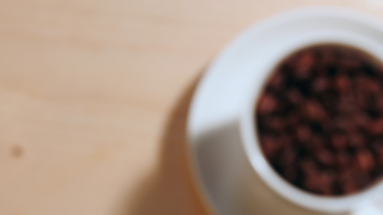 Messa a fuoco sui chicchi di caffè in una tazza