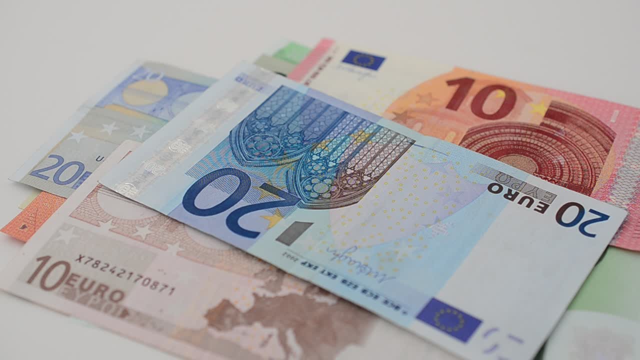 Dollari ed euro su sfondo bianco. Scatto di denaro.