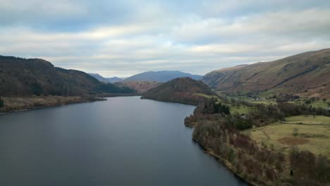 An-Autumnal-image-of-the-Thirlmere-reservoir,-in-the-lake-district,-Cumbria