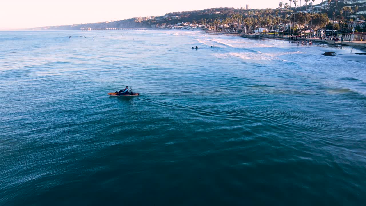 서핑을 통해 발사되는 카약 선수의 항공 영상