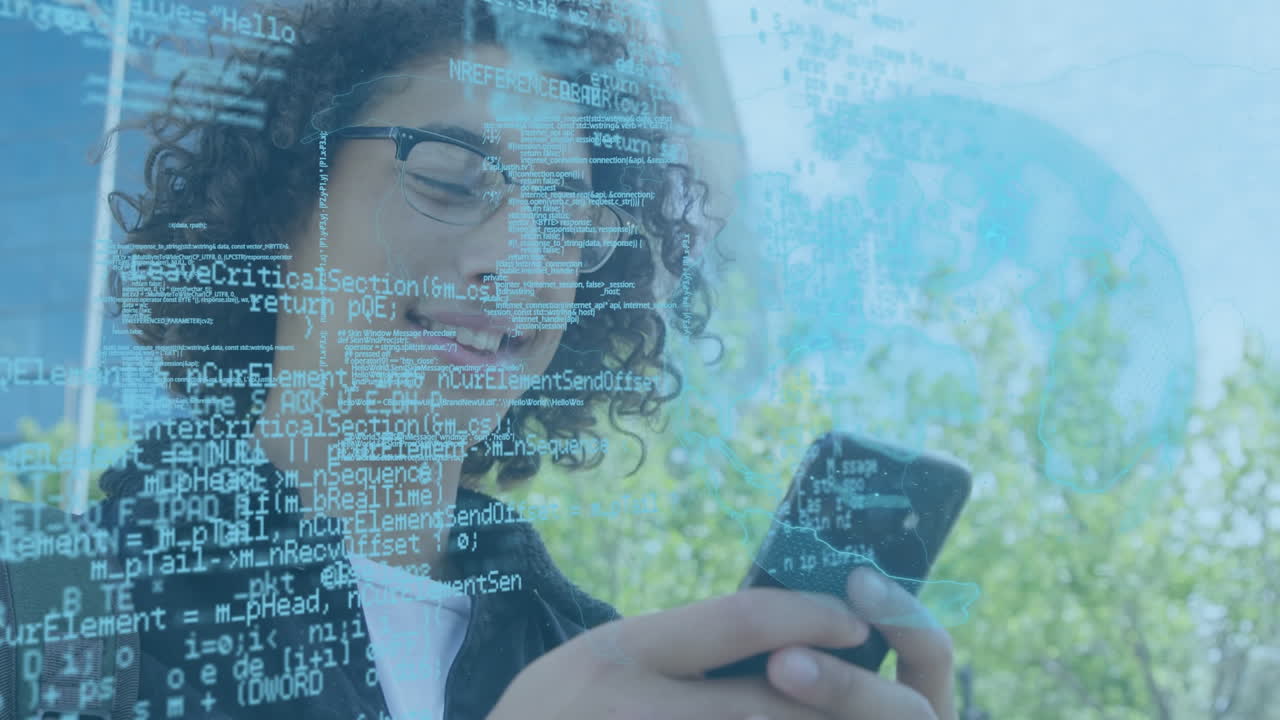 animación del procesamiento de datos sobre un hombre biracial usando un teléfono inteligente