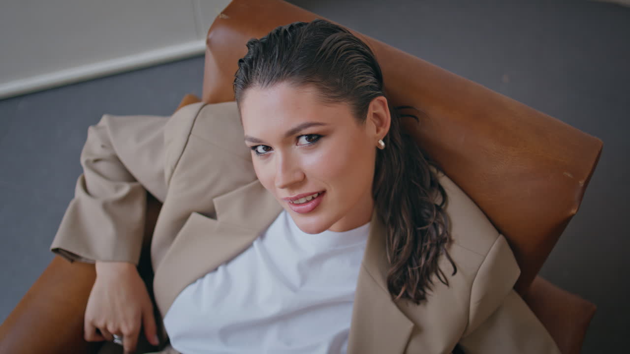 포즈를 취하는 멋진 여성 의자  뷰 클로즈업. 초상화 아름다운 사업가