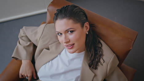 mujer elegante posando sillón vista superior de primer plano. retrato hermosa mujer de negocios