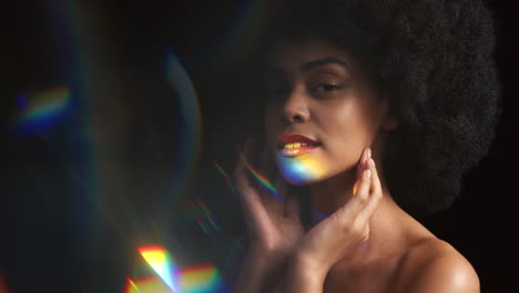 belleza, cuidado de la piel y mujer negra con luz de prisma