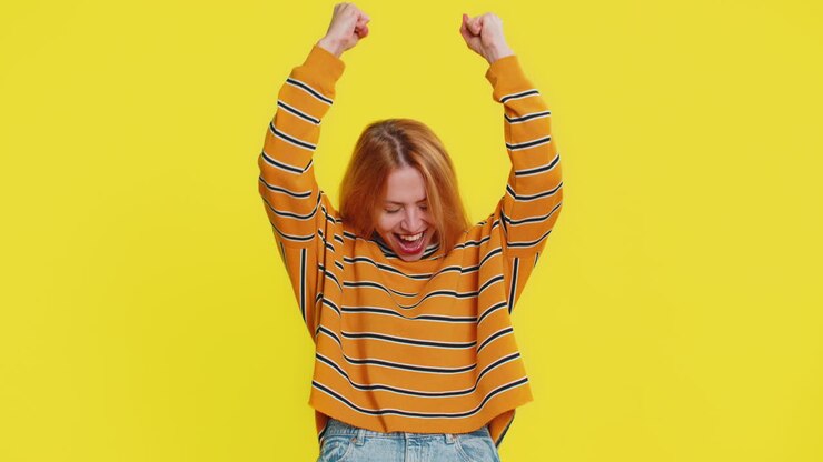 Fortunata donna caucasica celebra il successo vincere il jackpot della lotteria di compleanno raggiungimento dell'obiettivo buone notizie