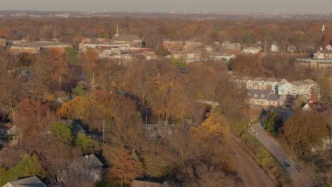 Häuser-Und-Ein-Kirchturm-An-Einem-Schönen-Herbsttag-Mit-Einem-Langsamen-Anstieg