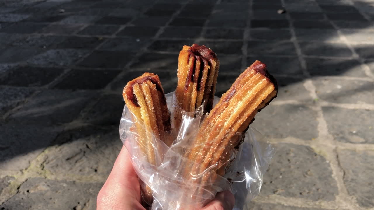 Deliziosi churros, churro da un venditore di cibo da strada in Messico