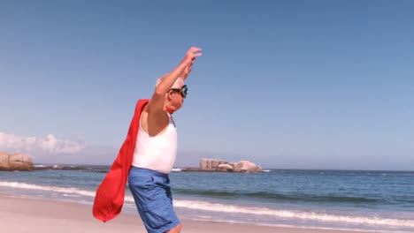 hombre anciano saltando, corriendo y luchando vestido como superhéroes