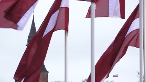 Lettische-Flagge-An-Feiertagen