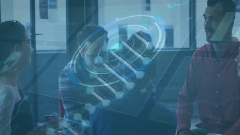 animación de escaneo de alcance con procesamiento de datos y cadena de adn sobre diversas personas de negocios