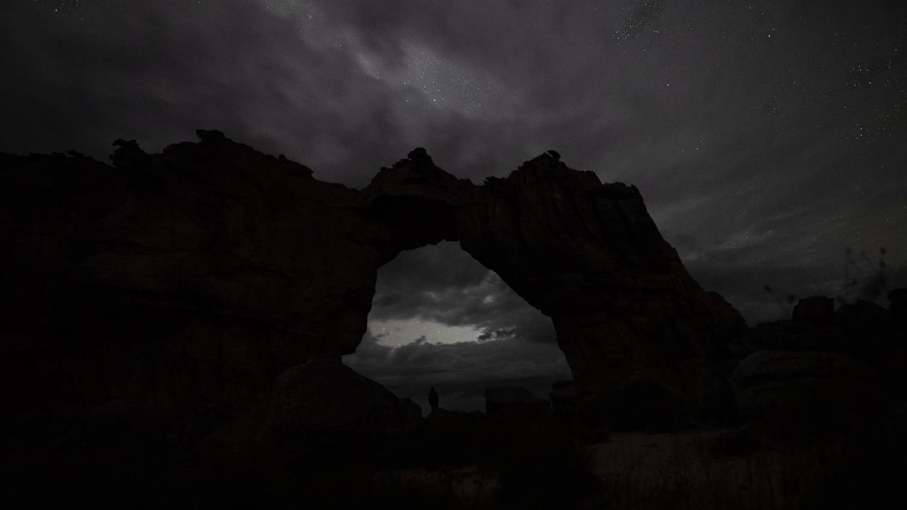 timelapse de un paisaje nocturno con truenos y nubes pasajeras