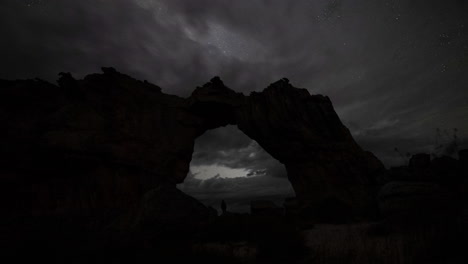 Timelapse-De-Un-Paisaje-Nocturno-Con-Truenos-Y-Nubes-Pasajeras