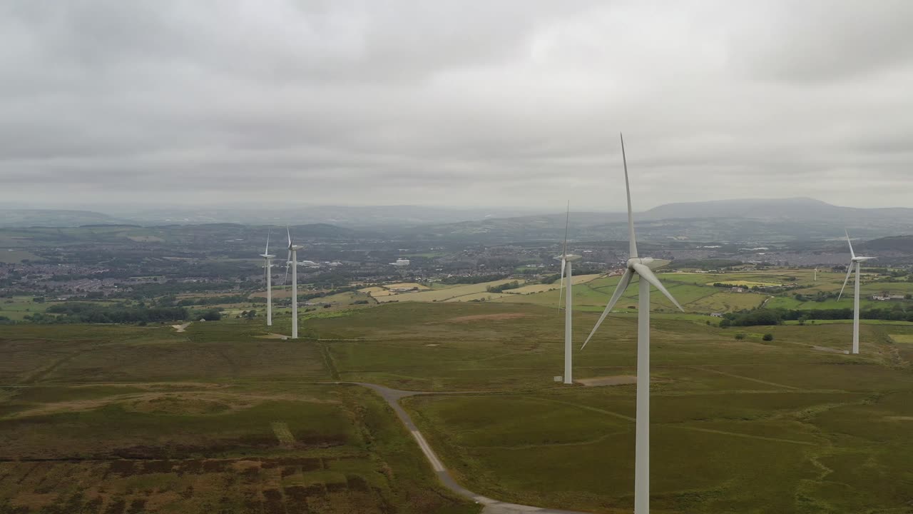 группа ветряных турбин на холме