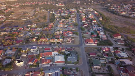 coches circulando por un barrio en el paraíso tropical de aruba